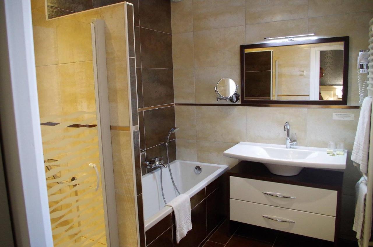Logis Hotel Les Platanes Reyssouze 외부 사진
